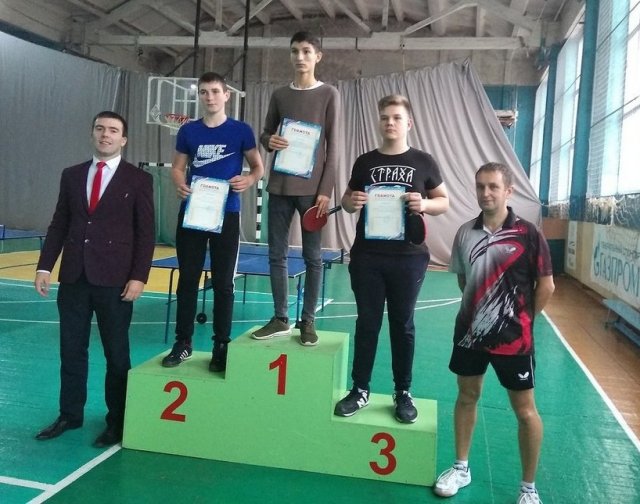 Лучшие теннисисты Грязинского района соревновались в честь Дня народного единства